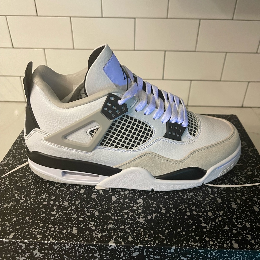 Men’s Jordan Retro 4 Military Black Size 7. New With Box.